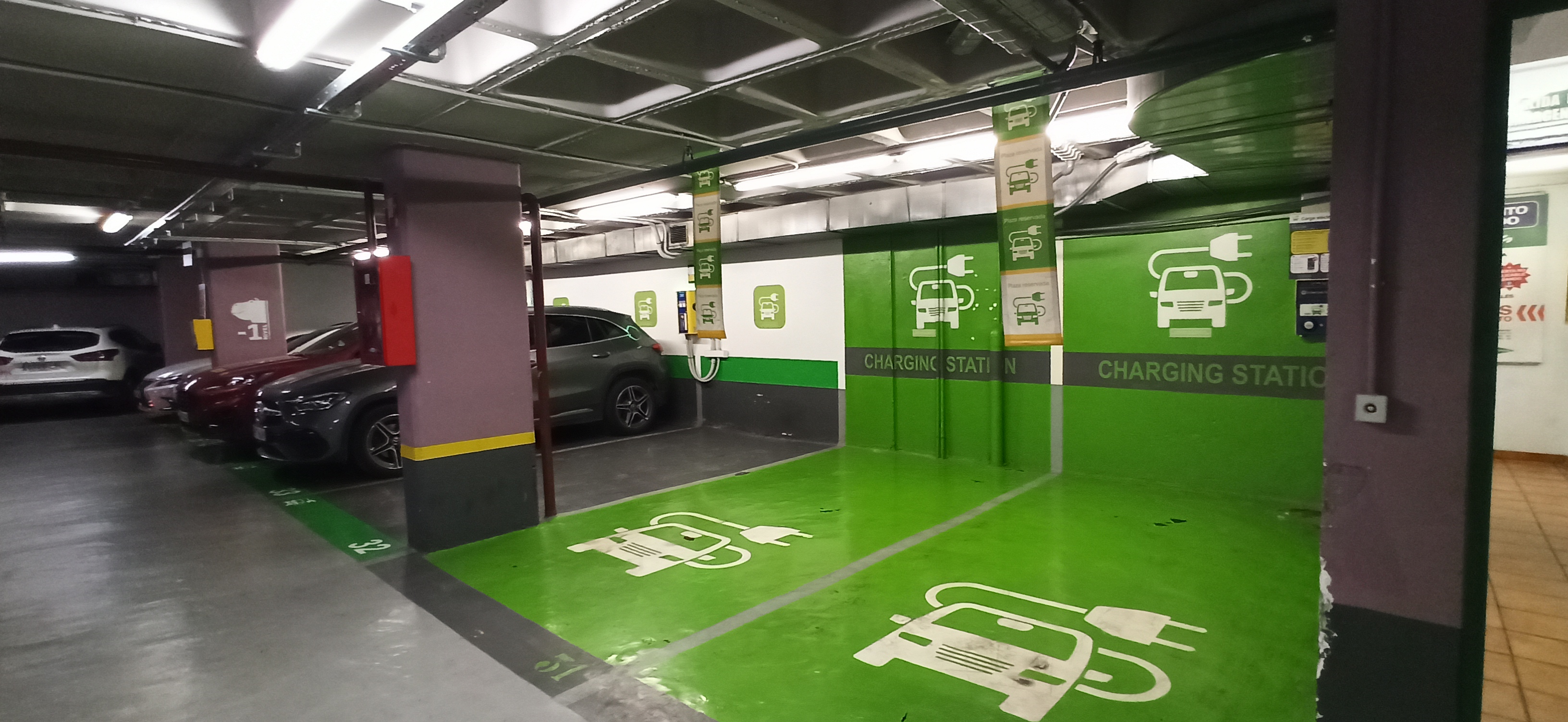 car park  close to monuments, shops and the cathedral, ideal for tourists.