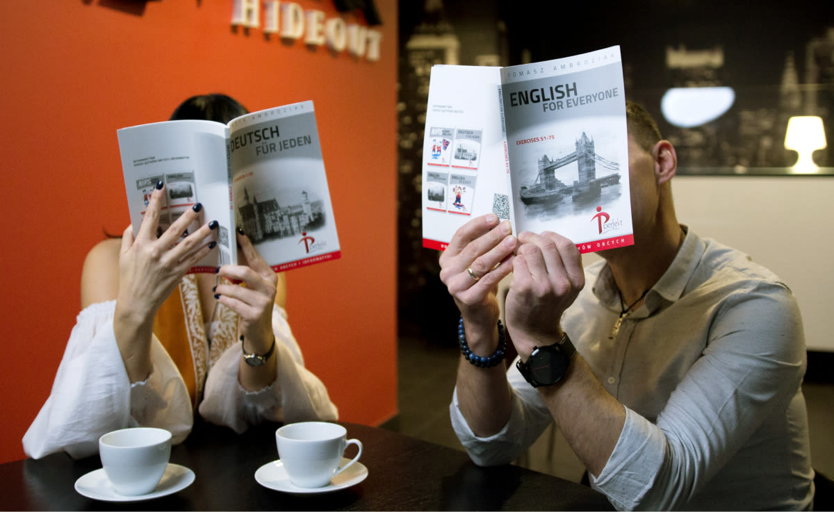 Chowają się w książkach