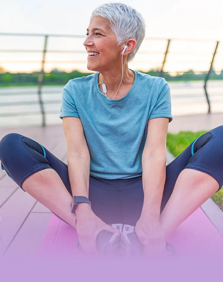 Eine Frau mit In-Ear-Kopfhörern während eines Trainings.