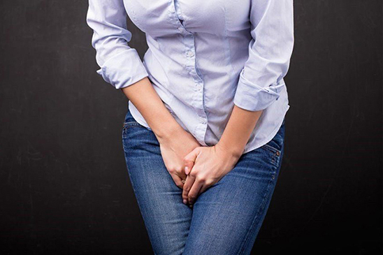 Eine Frau, die versucht, ihre Blase zu halten - Wechseljahre und Harninkontinenz