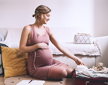 Schwangere Frau hält ihren Bauch