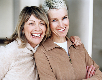 Zwei lachende Frauen mittleren Alters