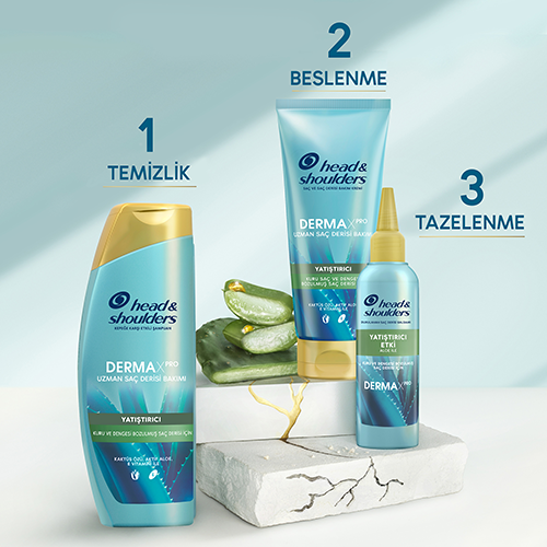 Kesilmiş aloe dilimlerinin yanında kıvrık yüzeylerde duran Soothing Comfort Collection ürünleri