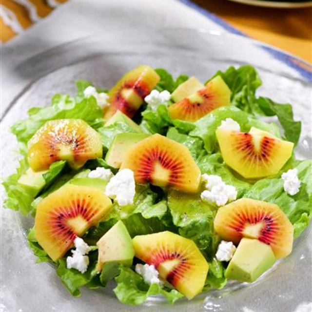 ルビーレッドキウイを使ったサラダボウル