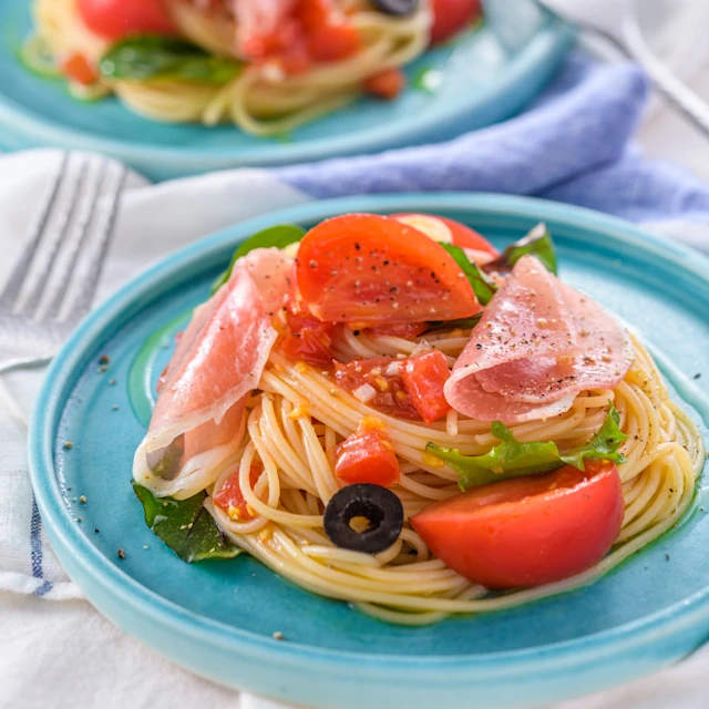 フルーツトマトと生ハムの冷製パスタ
