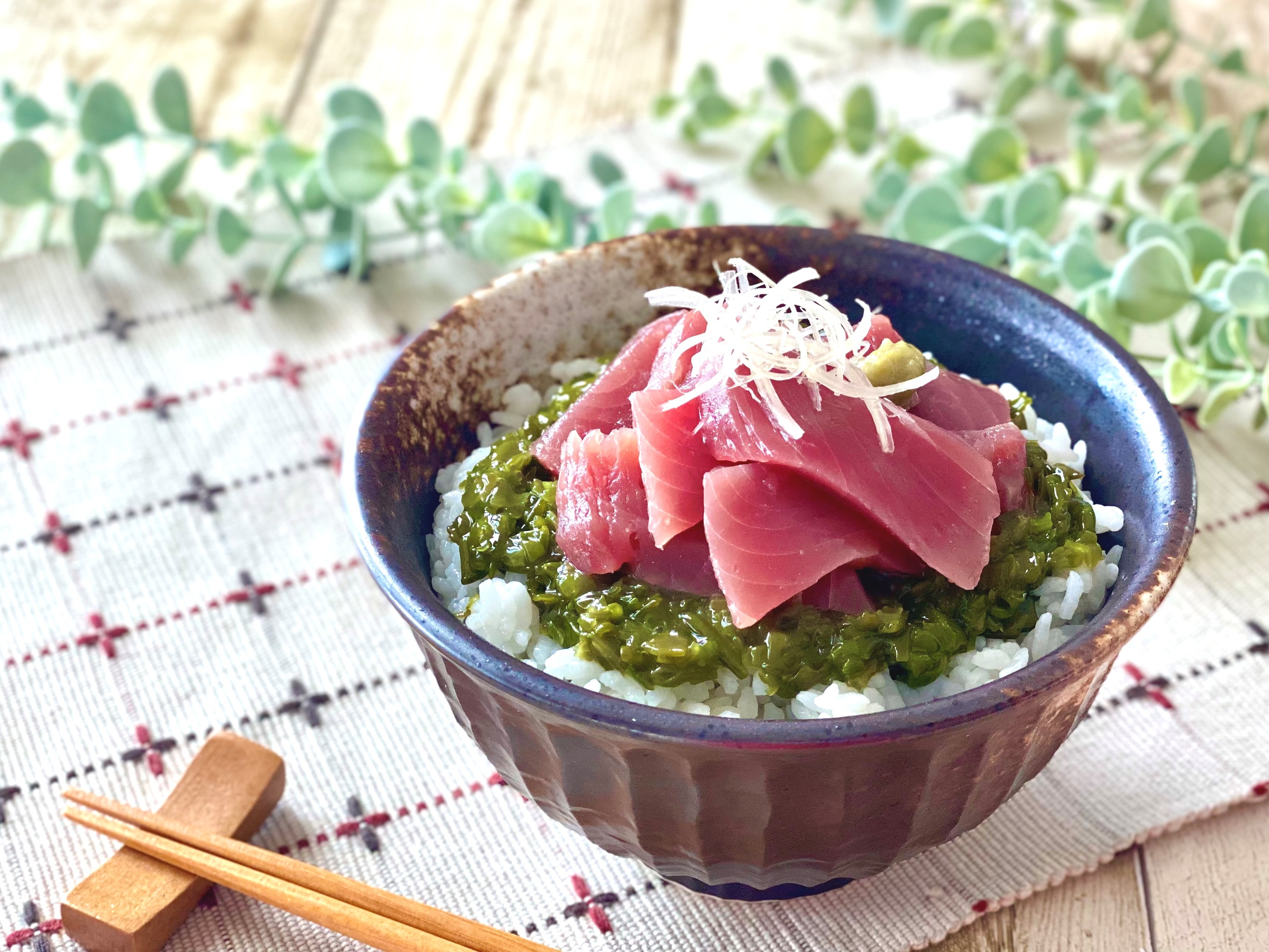 まぐろめかぶ丼