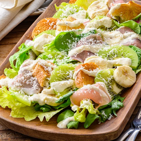 生ハムとフルーツのシーザーサラダ