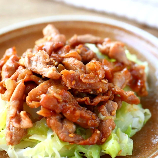 焼きキャベツと豚こま甘酢炒め