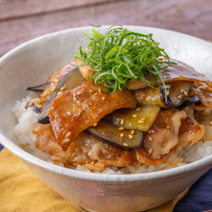 なすと豚肉の甘辛蒲焼丼