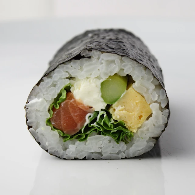サーモンとアスパラガスのサラダ巻き寿司