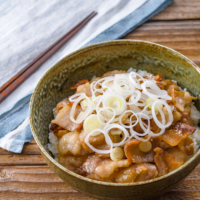 豚バラ肉の塩だれ丼
