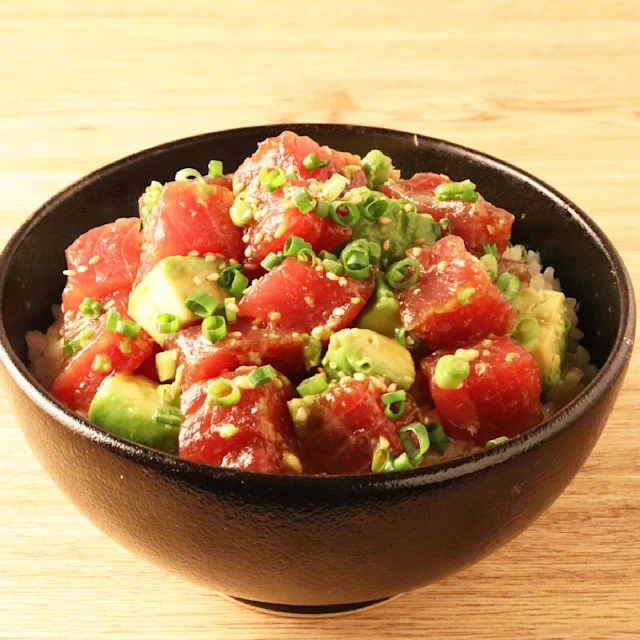 まぐろとアボカドのポキ丼【ごま油とだし風味で簡単にハワイ風