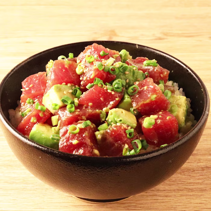 まぐろとアボカドのポキ丼【ごま油とだし風味で簡単にハワイ風