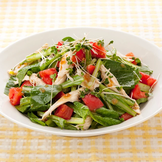小松菜とスプラウトと蒸し鶏のサラダ