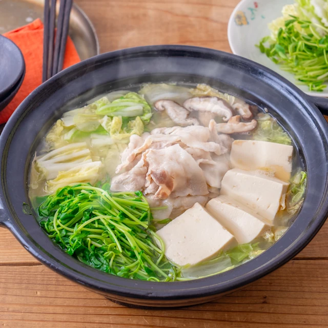 豆苗と豚バラの塩にんにく鍋