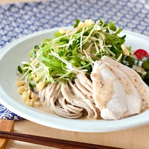 たっぷり薬味とチキンのそばサラダ