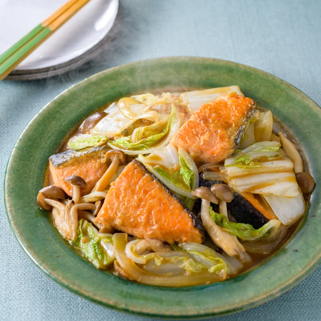 白菜と鮭のガリバタ炒め