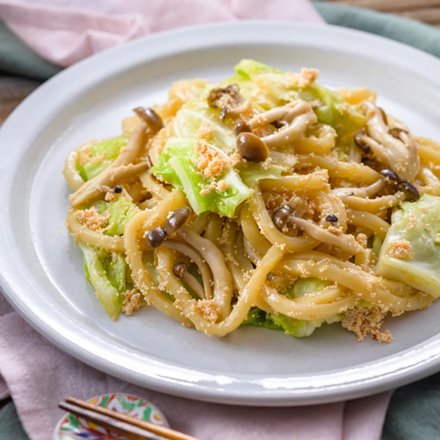 キャベツとしめじの明太焼きうどん