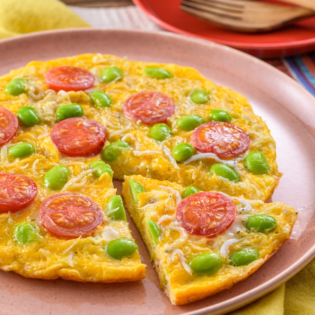 しらすとミニトマトのオープンチーズオムレツ
