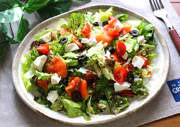 スモークサーモンとクリームチーズのサラダ