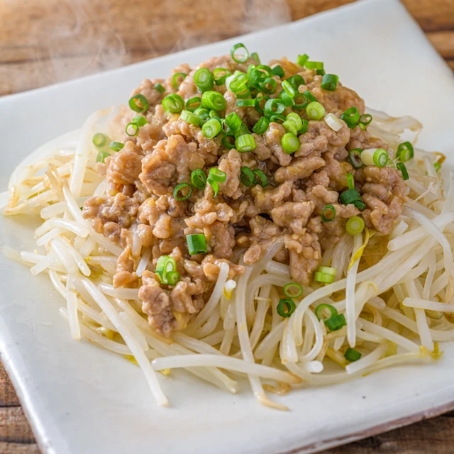 もやしの肉味噌がけ