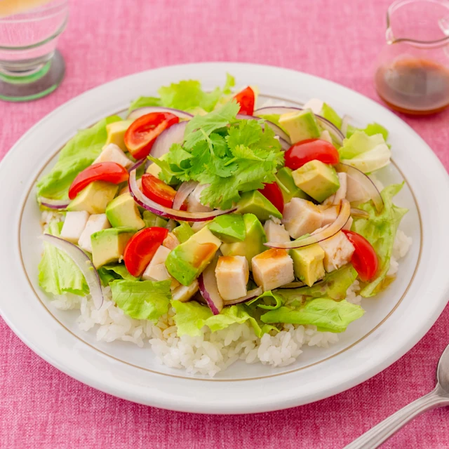 サラダチキンとアボカドのエスニックサラダ飯