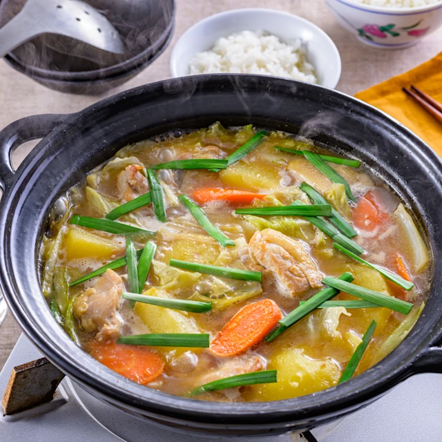 鶏肉とじゃがいものみそ鍋