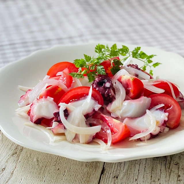 玉ねぎマリネでたことトマトのサラダ