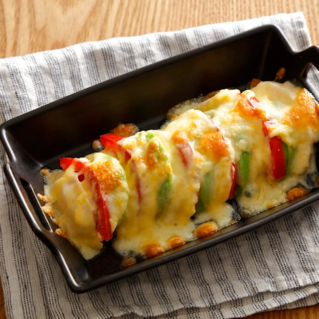 サラダチキンとアボカドのチーズグラタン