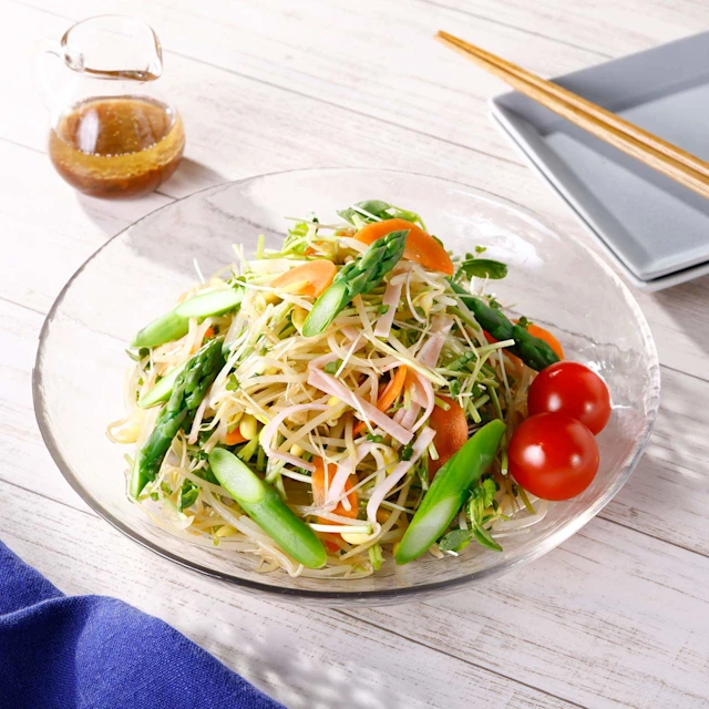 豆苗と野菜がいっぱいのサラダ