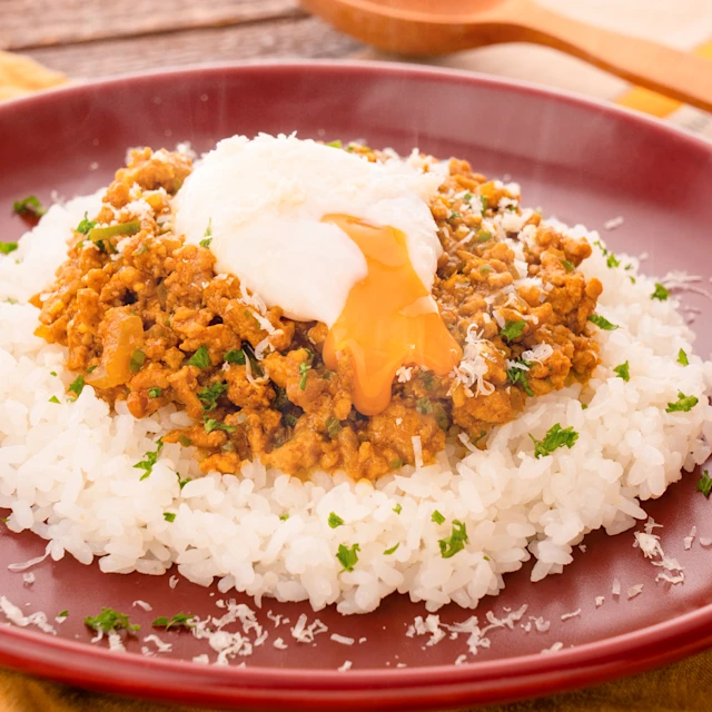 とろり卵のせ、ひき肉とピーマンのドライカレー