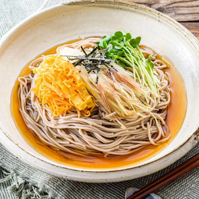 彩り千切り野菜のせ!冷やしそば