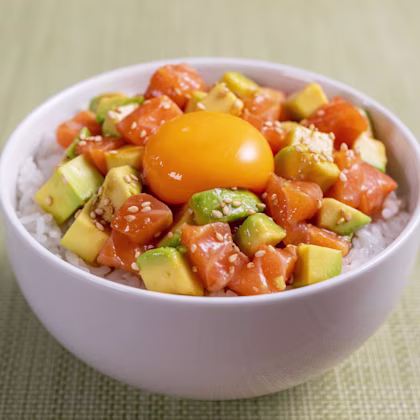 アボカドとサーモンの無敵漬け丼【生しょうゆだけで簡単】