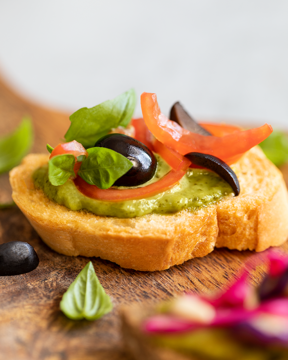 ペーストジェノベーゼとクリームチーズのブルスケッタ