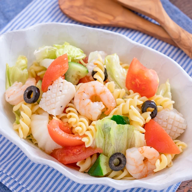 トマトと魚介のパスタサラダ