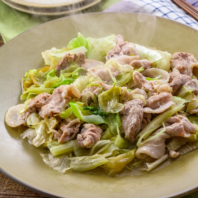 豚肉とレタスの塩にんにく炒め