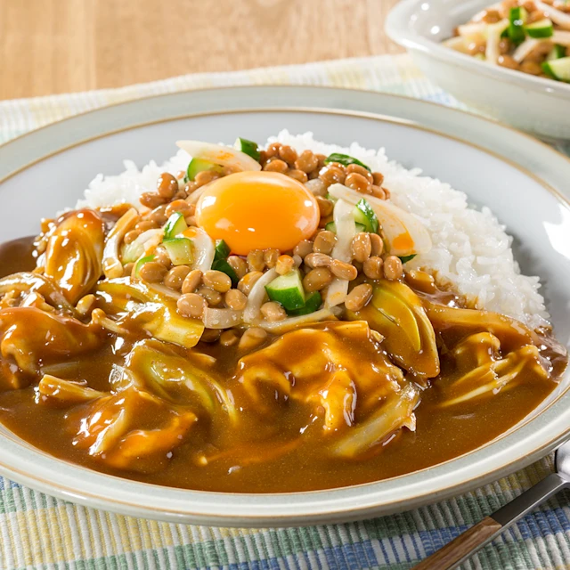 豚肉ときのこのカレー 納豆トッピング