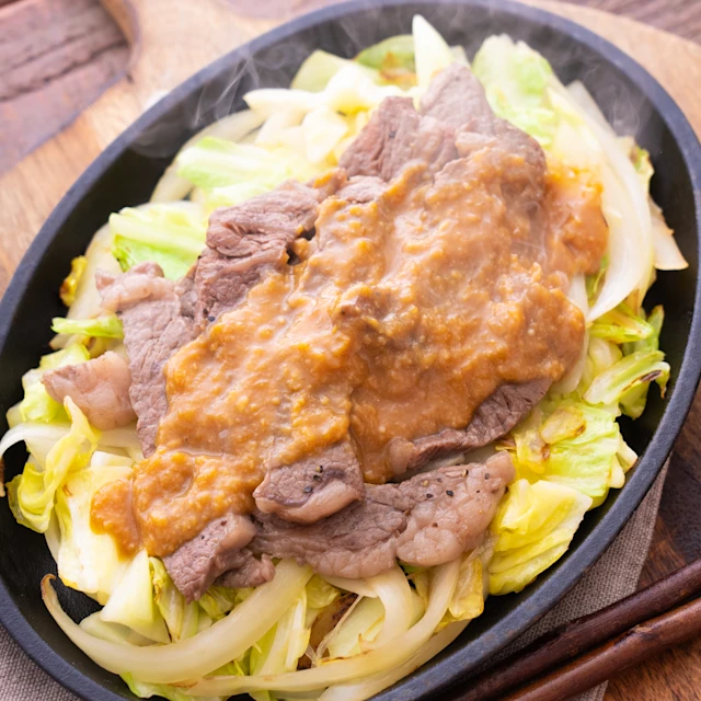 牛肩ロース肉とキャベツの鉄板焼き風