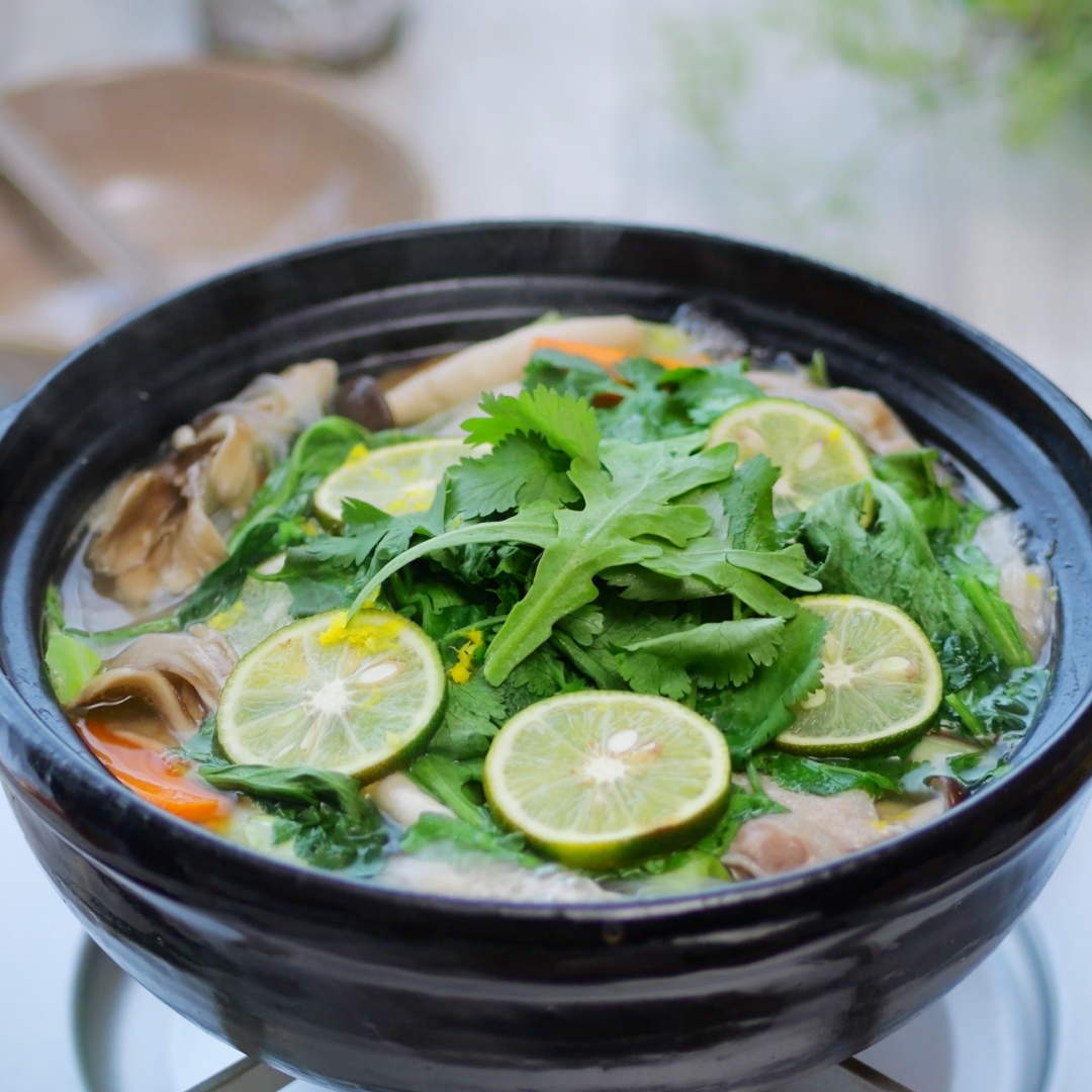 湯気ごといただく香草アロマのハーブ鍋