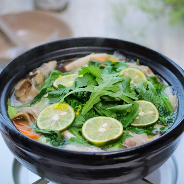 湯気ごといただく香草アロマのハーブ鍋