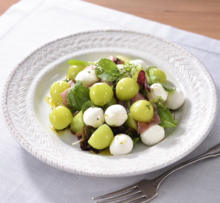モッツァレラチーズとシャインマスカットのサラダ