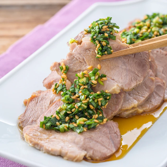 香味ニラだれ蒸し豚