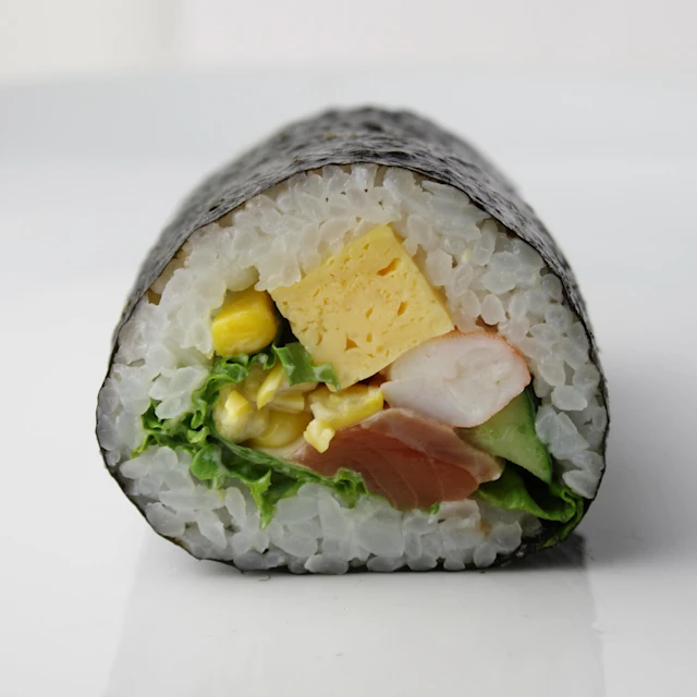 サーモンとマヨコーンの巻き寿司