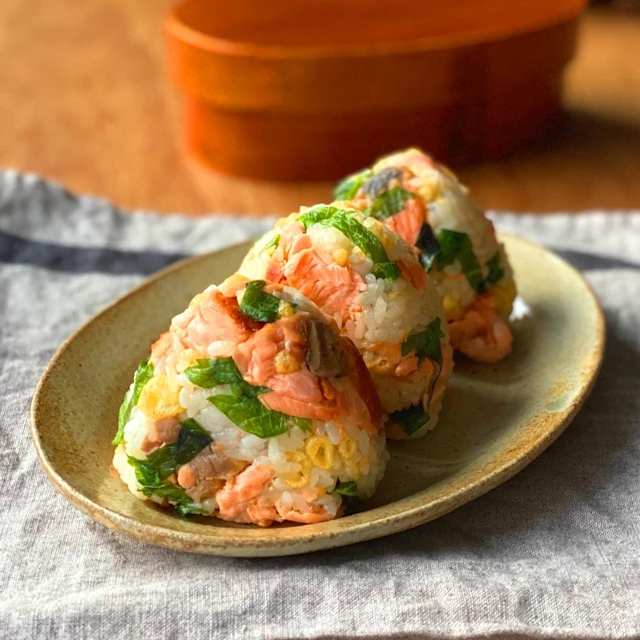 鮭と揚げ玉のごちそうおにぎり