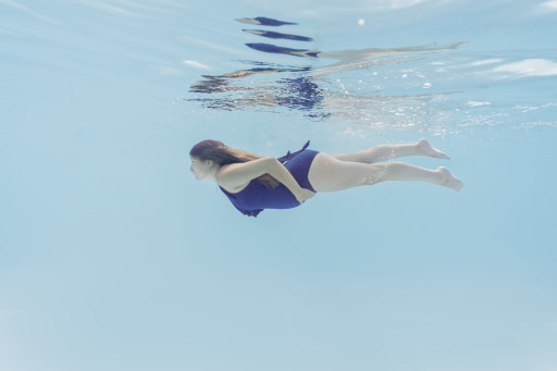 Photographe grossesse underwater à Toulouse et Béziers