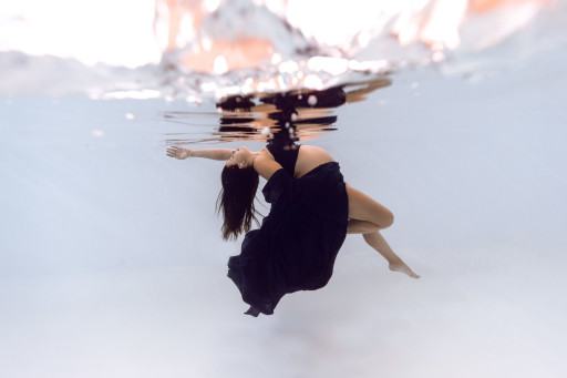 Photographe grossesse underwater en Occitanie, France