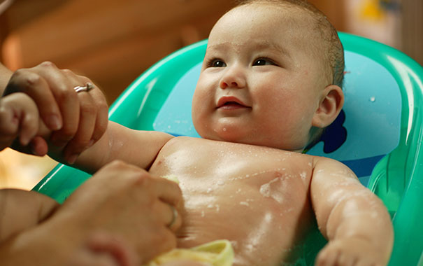 La baignoire bébé : soyez bien équipé pour donner le bain à votre