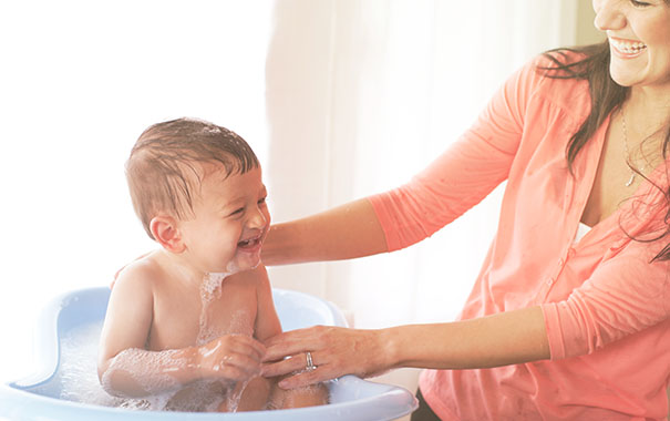 Quand et comment donner le bain à bébé ?