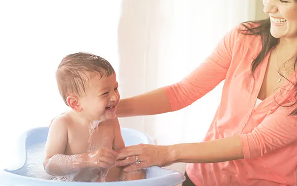 Bebe a inhale de leau dans la baignoire