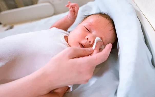 Conjonctivite chez les bébés : cause et traitement
